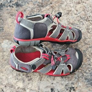 KEEN Size 3 Boys Gray‎ and Red Closed-toe Sandals